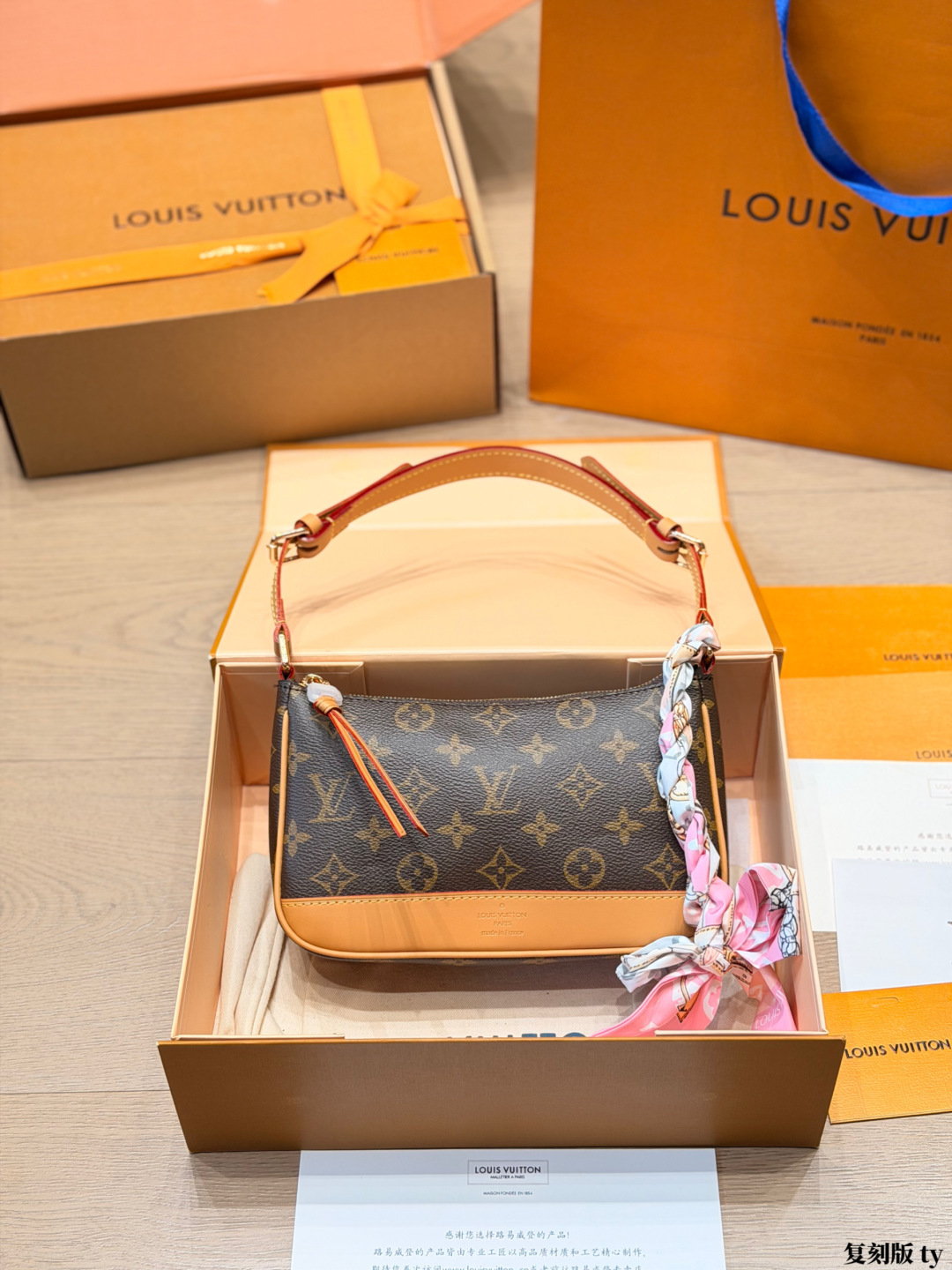 LV Monogram Handbag Monogram Canvas Cowhide Leather 18